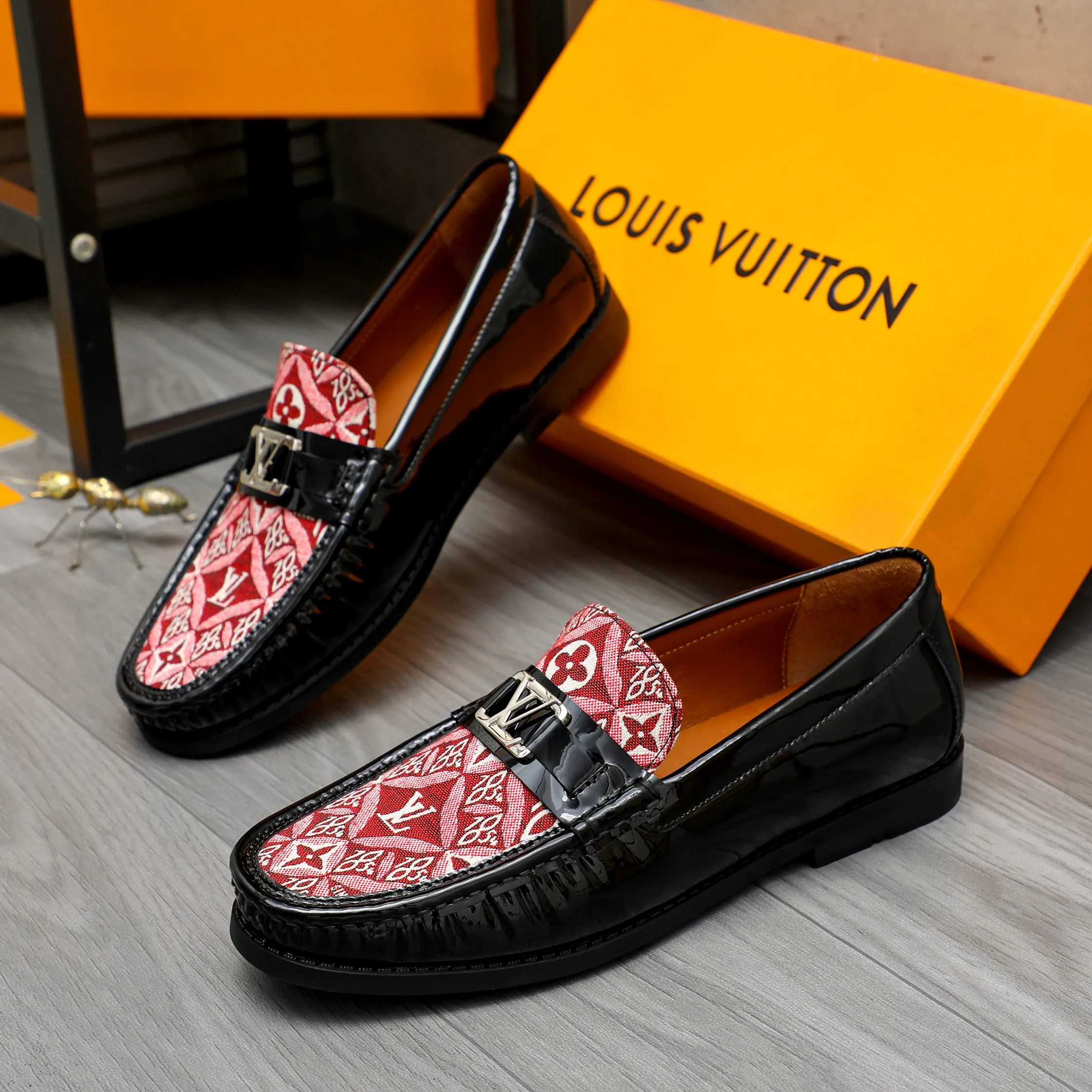 Men's shoes 💰400 Product trademark: LV "Louis Vuitton" casual slip-on shoes Regular size: 38-45 (45 is custom-made and non-returnable) Product material: Selected breathable fabric spliced ​​patent cowhide upper, cowhide lining, rubber outsole
